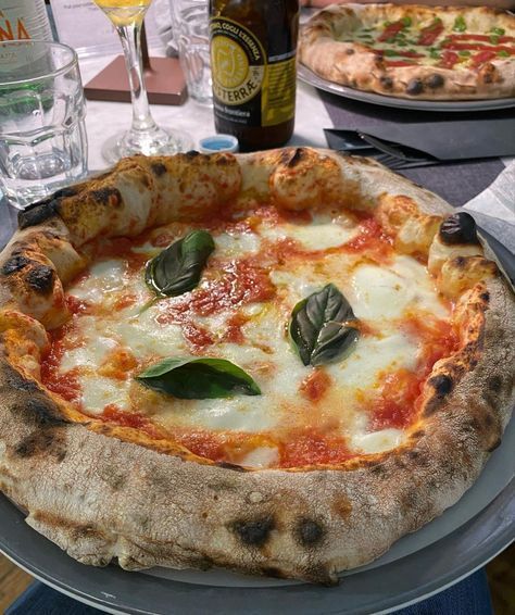 Italian Pizzeria Aesthetic, Italian Pizza Aesthetic, Real Italian Pizza, Caserta Italy, Italy Lifestyle, Authentic Italian Pizza, Food Babe, Margherita Pizza, Italian Pizza