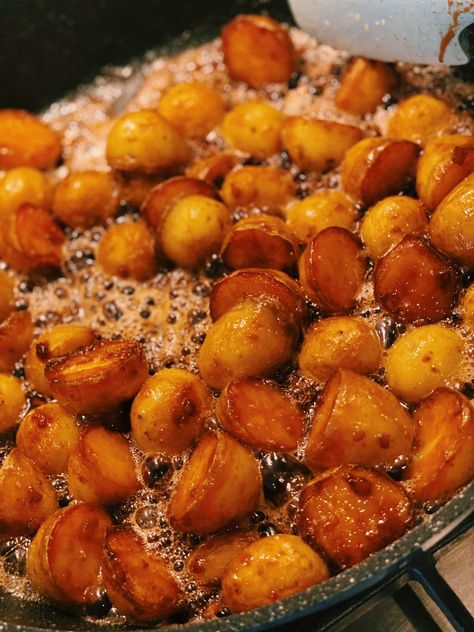 These potatoes have the perfect balance between sweet and savory. They are cooked till soft and fluffy on the inside and coated with a finger-licking good glaze. Honey Garlic Potatoes, Gamja Jorim, Tiffy Cooks, Cooking Chinese Food, Asian Noodle Recipes, Easy Vegetarian Dinner, Authentic Chinese Recipes, Quick Vegetarian Meals, Garlic Potatoes