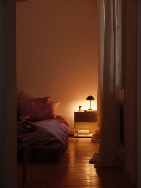 Bedroom Soft Lighting, Ambient Lighting Living Room Aesthetic, Apartment Lighting Aesthetic, Ambient Bedroom Lighting, Dim Lighting Bedroom, Living Room Ambient Lighting, Low Light Bedroom, Low Light Room, Warm Lighting Bedroom