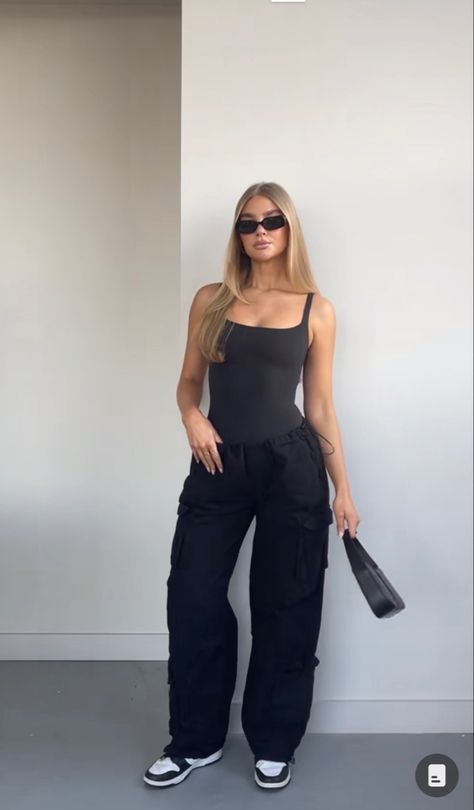 Cargo And Bodysuit Outfit, Style Black Bodysuit, Black Cargo Pant Outfit, Black Cargo Outfits Women, Cargo Black Pants Outfit, Women Bodysuit Outfit, Black Cargo Outfit, Cargo Outfits Women, Bodysuit Outfit Ideas