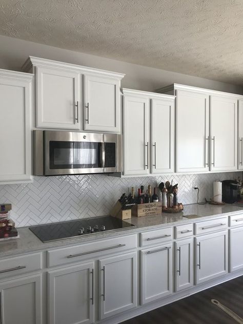 Uneven cabinets Redoing Kitchen, Unique Kitchen Countertops, White Kitchen Design, Kitchen Trends, Kitchen Cabinets In Bathroom, Grey Kitchen, White Kitchen Cabinets, Design Jobs, Unique Kitchen