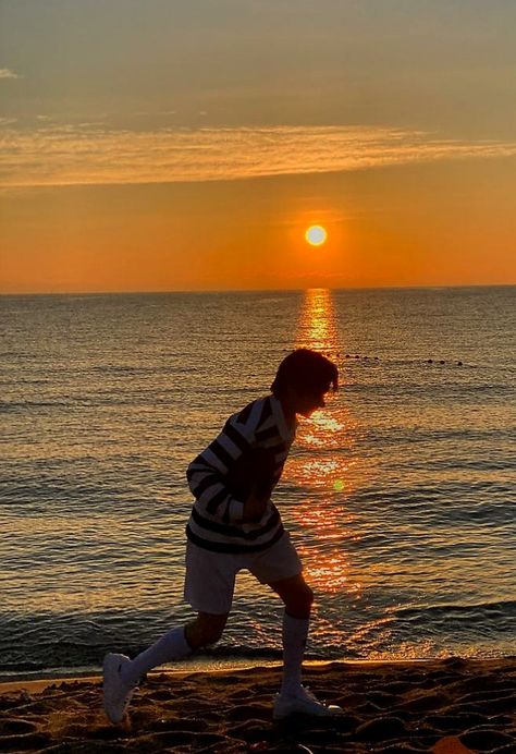 Heeseung Sunset Wallpaper, Sunghoon Sunset Pic, Sunghoon Sunset, Heeseung Sunset, Enhypen Lowkey Pics, Niki Wallpepar Boyfriend Material, Heeseung Boyfriend Material Wallpaper, Sunoo Boyfriend Material, Jake Boyfriend Material