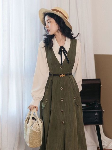 1940s Fashion Modern, 40s Outfits 1940s Style, Dark Green Academia Outfit, Colourful Academia Outfit, Dark Academia Outfit Dress, 1940s Fashion Women Outfits Vintage 40s Style, 1940 Fashion Women 40s Style, Green Dark Academia Outfit, Green And Grey Outfit