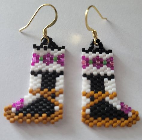 Beaded Moccasin Earrings, Moccasin Earrings, Beaded Earrings Ideas, Bead Art Patterns, Delica Beaded Earrings, Brick Stitch Pattern Earring, Indigenous Jewelry, Earrings To Make, Beadwork Ideas