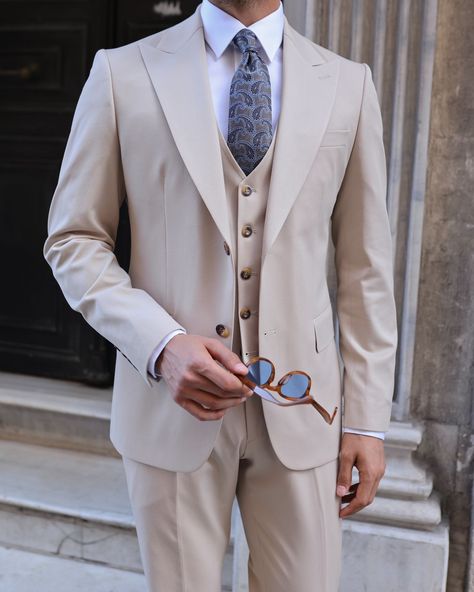 London Road ✨ MrGuild’s London Road men’s three-piece cream suit is made from a medium wool blend which is the epitome of elegance and versatility. Ideal for both formal and semi-formal occasions, the suit features a flattering cut that enhances the wearer’s silhouette. The medium wool blend ensures comfort and breathability, making it suitable for year-round wear. The cream color adds a touch of sophistication and can be easily paired with various shirt and tie combinations. Perfect for we... Road Men, Shirt And Tie Combinations, Cream Suit, London Road, Shirt And Tie, The Cream, Three Piece, Formal Occasion, Semi Formal