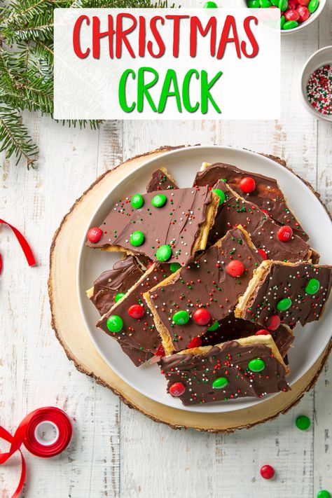 Easy Christmas Crack Christmas Crackle, Recipe With Chocolate Chips, Oatmeal Lace Cookies, Saltine Cracker Toffee, Saltine Toffee, Cracker Toffee, Toffee Candy, Lace Cookies, Xmas Treats