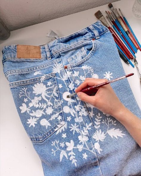 Denim Painting, Paint Jeans, What To Paint, Painting 101, Painted Clothes Diy, Denim Crafts Diy, Denim Art, Textil Design, Blue Jeans Crafts