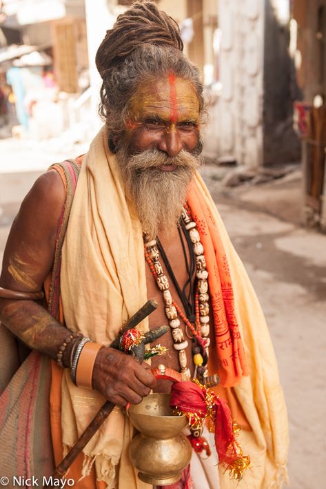 "Holy" Man Ambaji, Gujarat, India (2013) A wandering "holy" man, with uncut hair and wearing heavy necklaces and bracelets, in Ambaji Uncut Hair, Meher Baba, Black Hairstyles With Weave, Dyed Hair Men, Brown Hair Men, Hair Color Caramel, Short Brown Hair, Caramel Hair, Easy Hair Updos