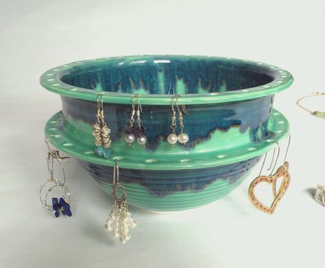 Jewelry Holder Pottery, Bathroom Pottery, Pottery Cool, Earring Holders, Jewelry Pottery, Green Earring, Dish Pottery, Jewellery Organizer, Jewelry Dishes