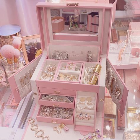 Pink Jewelry Box Aesthetic, Pink Aesthetic Jewelry, Penyimpanan Makeup, Makeup Beauty Room, Girly Room Decor, Pink Room Decor, Jewelry Box Mirror, Baby Pink Aesthetic, Pink Life