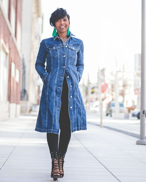 Spring Jean Outfits, Long Denim Jacket Outfit, Winter Outfits Blackgirl, Sweenee Style, Denim Duster, Jeans Outfit Spring, Long Denim Jacket, Jean Jacket Outfits, Denim Jacket Outfit