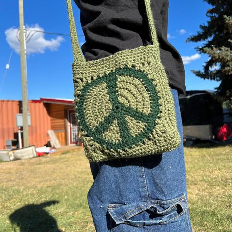 Crochet Peace Sign, Hippy Crochet, Hippie Crochet, Yarn Craft, Crochet Style, Crochet Things, Hippie Bags, Crochet Bag Pattern, Boho Bag