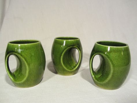 Holkham Owl Eye Mugs - this 60s pottery is so beautiful & unusual. They were made in a range of lovely earthy colours! Cool Clay Mugs, Unique Pottery Ideas Inspiration, 60s Pottery, Weird Mugs, Weird Pottery, Funky Pottery, Unique Mugs, Mug Pottery, Earthy Colours