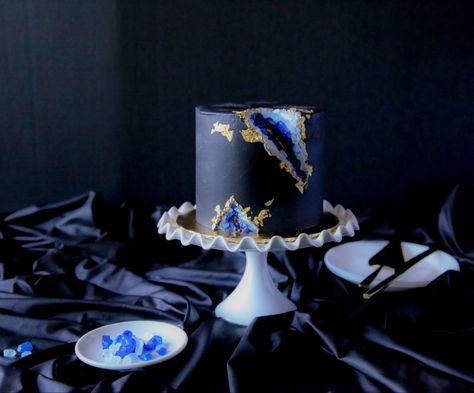 Blue Geode Cake Birthday, Gem Cake Ideas, Blue Geode Cake, Geode Pumpkin, Louise Cake, Blue Rock Candy, Royal Blue Cake, Gem Cake, Geode Cake Wedding