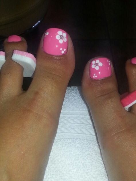 Pedicure Floral Design, Pink Floral Pedicure, Pink Pedicure With Flower, Pedicure Flowers Toenails, Pink Toe Nails With Flower Design, Pedicures With Flowers, Flower Design Pedicure, Toe Nail Flower Designs Simple, Floral Pedicure Designs