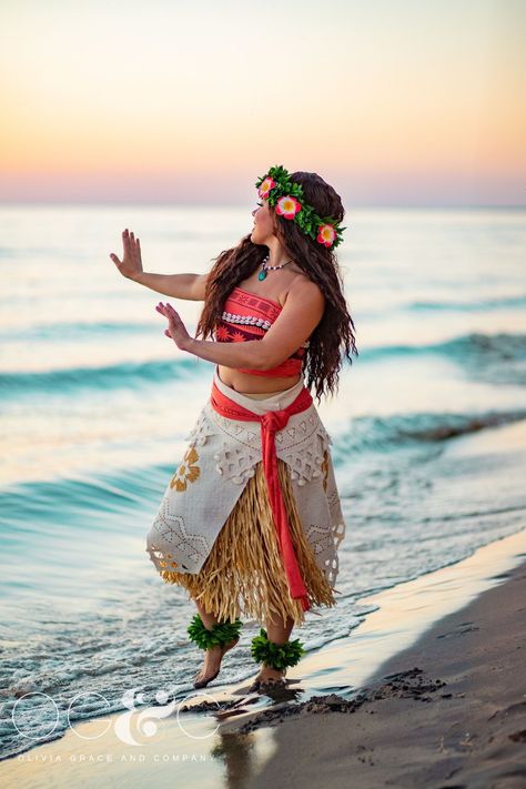 Moana Real Life, Moana Halloween Costume, Moana Cosplay, Disney Silhouette Art, Disney Princess Cosplay, Halloween Costumes For Work, Quinceanera Photoshoot, Disney Princess Moana, Disney Princess Costumes