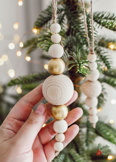 Unusual Ornaments Diy, Wooden Bead Decorations, Christmas Crafts Wooden Beads, Diy Simple Ornaments, Craft With Wooden Beads, Wooden Beads Crafts Diy, Diy Easter Tree Decorations, Adult Christmas Ornaments Diy, Wooden Beads Christmas Decor