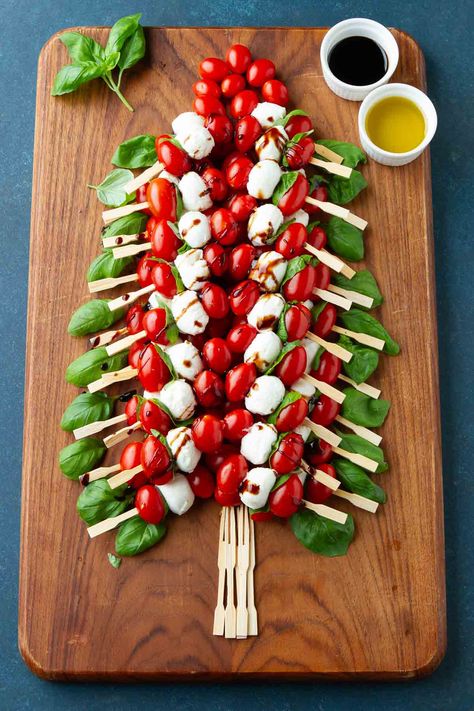 Bring a pop of holiday cheer to your gatherings with the Caprese Christmas Tree – a crowd-pleasing appetizer that combines the flavors of a classic appetizer in a festive, edible arrangement. | Recipes appetizer | Vegetarian Christmas Lunch Easy, Christmas Caprese, Caprese Christmas, Appetizer Vegetarian, Vegetable Barley Soup, Pork Roast In Oven, Salmon Bagel, Skewer Appetizers, Pasta Fillo