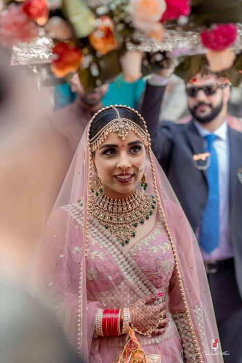 Photo of A bride in a light pink lehenga with gold and green jewellery Light Pink Lehenga Jewellery Ideas, Pink Lehenga Jewellery Ideas, Lehenga Jewellery Ideas, Light Pink Lehenga, Lehenga Gold, Nath Designs, Green Wedding Jewelry, Bridal Nath, Bridal Embroidery