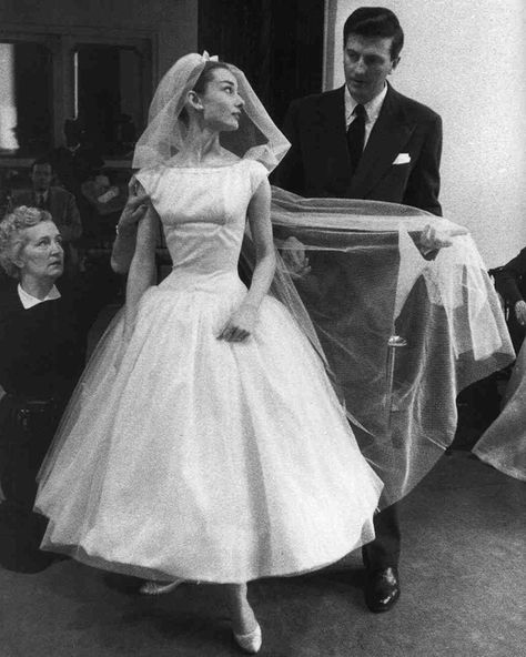 Funny Face Wedding Dress, Funny Face Audrey Hepburn, Funny Face Audrey, Audrey Hepburn Wedding, Movie Wedding Dresses, Aubrey Hepburn, Vestido Strapless, Givenchy Dress, Wedding Dress Alterations