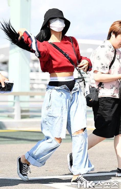 Korean Airport Fashion, Moda Kpop, Looks Hip Hop, Mode Emo, Chinese Fashion Street, Moda Streetwear, Shirt Diy, K Fashion, Easy Style