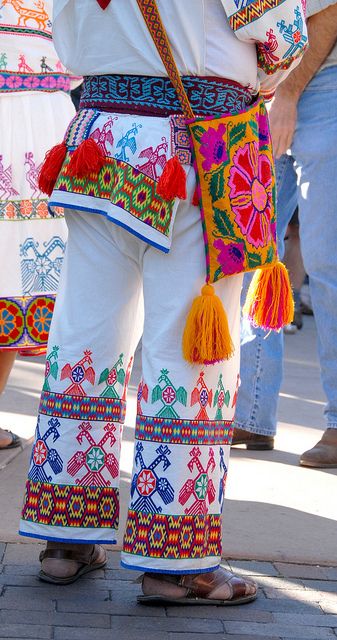 -Componentes naturales, sociales, culturales, económicos y políticos del espacio geográfico. -Huichol Embroidery    Colorful embroidery adorns the clothing of Huichol artisans attending the 2010 Folk Art Market in Santa Fe, New Mexico Traditional Mexican Clothing, Mexican Clothing, Mexican Textiles, Mexican Embroidery, Mexican Heritage, Mexico Culture, Huichol Art, America Latina, Colorful Embroidery