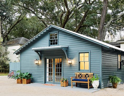 This Designer Turned a Rundown Garage into a Charming Guesthouse | Southern Living Garage Studio Apartment, Garage To Living Space, Garage Guest House, Converted Garage, Garage Renovation, Ultimate Garage, Garage Studio, Small Garage, Look Wallpaper