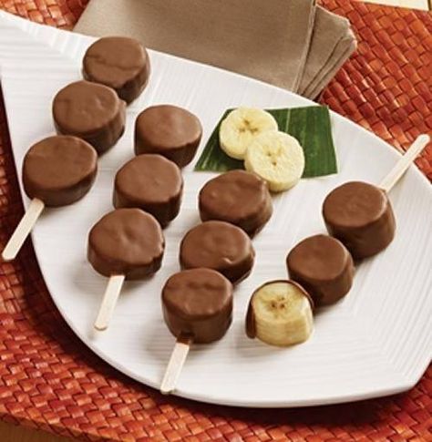 Postre con bananas Diy Luau, Chocolate Dipped Bananas, Banana Dip, Choco Banana, Chocolate Covered Bananas, Banana Recipes, Fun Kids Food, Luau Party, Ideas Party