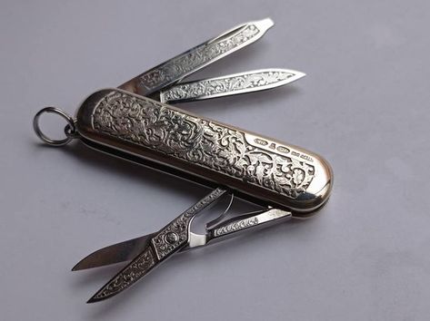 Engraving familia Montejano Engraved Knife, Pretty Knives, Vintage Jewelry Crafts, Cool Swords, Cool Knives, Swiss Army Knife, Folding Knives, Woodworking Crafts, Diy Room Decor