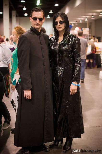 Matrix cosplay.  This would be fun to do with Dale for this year's comic con. Matrix Cosplay, Neo And Trinity, Cosplay Couple, Couples Cosplay, Couple Cosplay, Comic Con Costumes, Awesome Cosplay, Comic Con Cosplay, Epic Cosplay