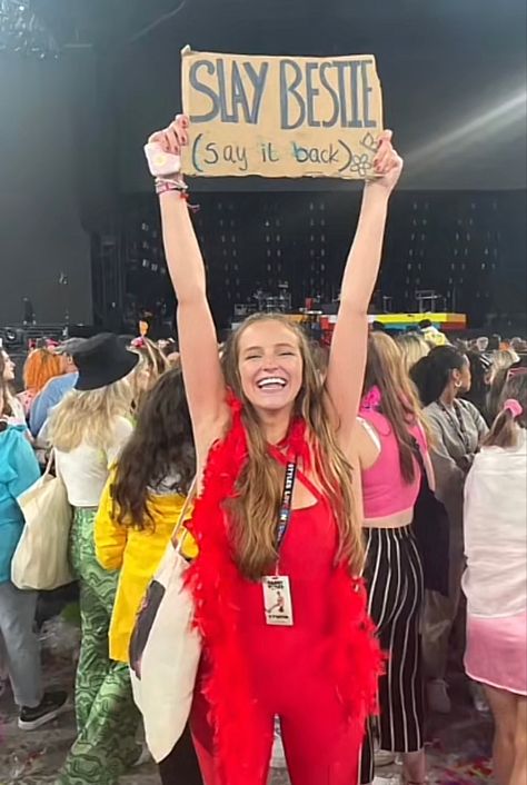 Funny Concert Signs Ideas, Hslot Signs Ideas, Harry Styles Signs Concert, Love On Tour Signs, Concert Signs To Get Noticed, Funny Concert Signs, Fan Signs Concert, Concert Sign Ideas, Concert Signs Ideas