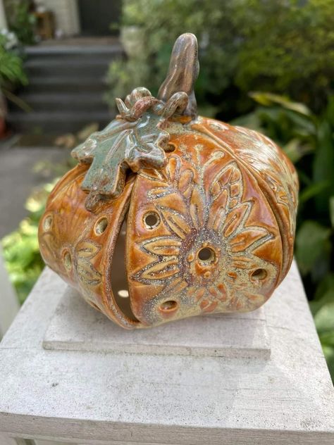 Ceramic Pumpkins Pottery, Halloween Pottery, Pumpkin Pottery, Ceramics Pottery Bowls, Slab Ceramics, Handmade Ceramics Plates, Ceramic Pumpkin, Beginner Pottery, Pottery Workshop