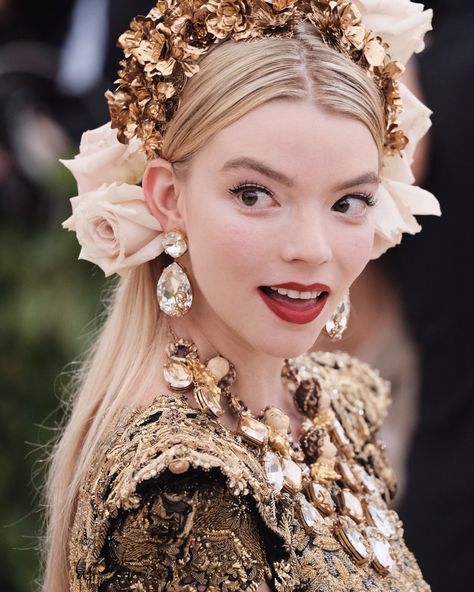 Anya Taylor-Joy in Dolce & Gabbana Met Gala 2018 •Follow @thearwaedit For More• ——————————————— What do you think 👍🏼👎🏼 ‎ايش رايكم حبيتوه ولالا 👍🏼👎🏼 . . . . . . . . . . . . . . . . . . . . #fashionblog #styleblogger #fashiondiaries #fashionstyle #fashionweek #streetwear #streetfashion #hollywood #chanel #gucci #dior #fendi #rihanna #kyliejenner #fentybeauty #paris #followme #love #new #trendy #الرياض #beautiful #zara #model #fashionstyle #hollywood #redcarpet #weddingdress #highfashion # Heavenly Bodies, Flower Headpiece, Anya Taylor Joy, Headpiece, Blonde Hair, Gold Jewelry, Blonde, Hair, Gold