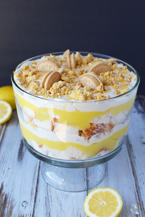 Light Christmas Dessert, Lemon Curd Cookies Recipe, Lemon Trifle, Oreo Trifle, Corn Cakes Recipe, Trifle Bowl Recipes, Lemon Desserts Easy, Easy Lemon Curd, Layered Dessert