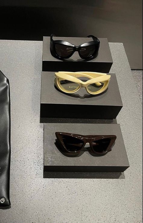 Love Travel, Travel Fashion, Bottega Veneta, Fashion Art, London, Paris, Sunglasses, Black