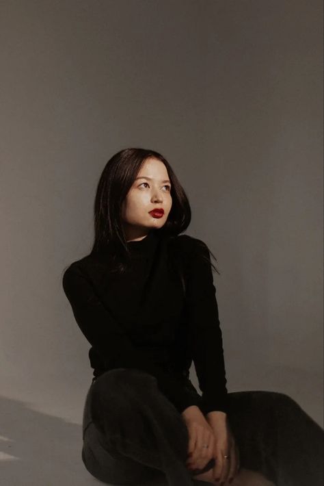 All Black Outfit With Red Lipstick, Violin Photoshoot, Artist Photo, Black Mascara, Total Black, Lip Colour, Black Turtleneck, Red Lipstick, All Black Outfit