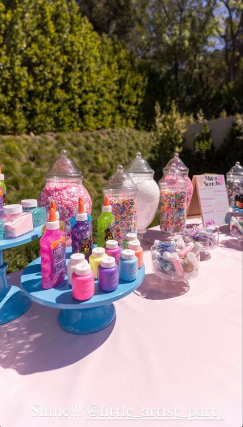 Slime Party Table Set Up, Craft Station Birthday Party, Slime Station Party Ideas, Slime Bar Birthday Party, Birthday Stations Activities, Orbeez Birthday Party Ideas, Slime Station Ideas, Slime Table For Birthday Party, Slime Station Party