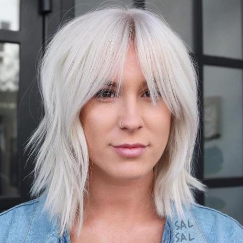 Layered Platinum Bob With Bangs Edgy Haircuts For Fine Hair, Long Bob Mit Pony, Platinum Bob, Long Bob Cuts, Long Bob With Bangs, Corte Bob, Bangs With Medium Hair, Bob Haircut With Bangs, Long Bob Haircuts