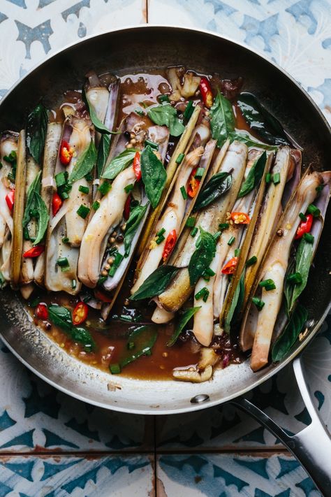 Vietnamese Fine Dining, Razor Clam Recipes, Razor Clams Recipe, Tamarind Recipes, Clams Recipe, Galicia Spain, Coquille Saint Jacques, Clam Recipes, Vietnamese Cuisine