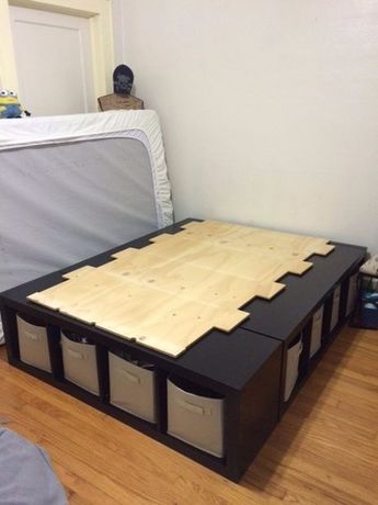 A bed made from 3 storage cubes and a piece of plywood.... Brilliant! Shelf Bed, Shelf Decor Bedroom, Bedroom Hacks, Apartment Storage, Storage Cubes, Hemma Diy, Diy Bed Frame, Dekorasi Kamar Tidur, Bilik Tidur