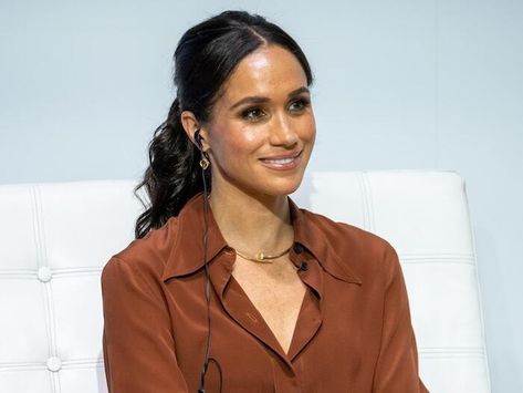 Why Meghan Markle Keeps Wearing a $13,400 Cartier Necklace With a Meaningful History - NewsBreak Meghan Markle Necklace, Johanna Ortiz Dresses, Cartier Necklace, Meghan Markle Style, Punk Design, Steve Harvey, Wear Necklaces, Johanna Ortiz, Linen Set