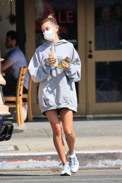 Adidas Ozweego Outfit Women, Ozweego Street Style, Adidas Ozweego Outfit, Ozweego Outfit Women, Vogue Paris Cover, Adidas Oswego, Hailey Bieber And Justin Bieber, Hailey Bieber And Justin, Tom Girl