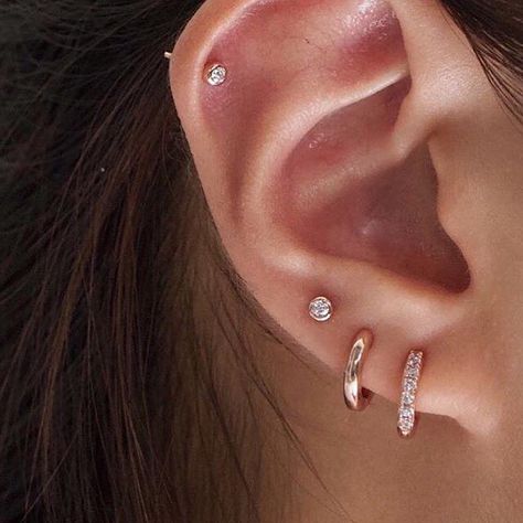 13 Ideas para llevar una constelaciones de aretes en tus orejas | OkChicas Ušný Piercing, Minimalist Ear Piercings, Minimal Hoop Earrings, Ear Peircings, Cool Ear Piercings, Pretty Ear Piercings, Cute Ear Piercings, Womens Earrings, Cute Piercings