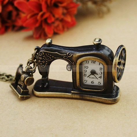 te mooi voor woorden!! Swing Machine, Tick Tock Clock, Pocket Watch Necklace, Antique Sewing Machines, Old Clocks, Pocket Watch Antique, Vintage Pocket Watch, Vintage Sewing Machine, Vintage Sewing Machines