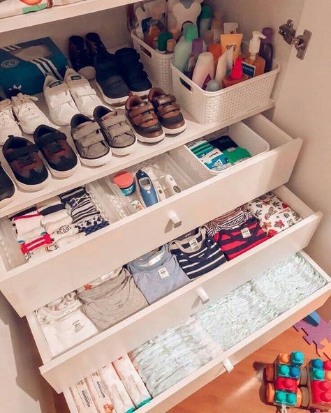 Diaper Drawer Organization, Baby Organization Ideas, Baby Drawer Organization, Baby Drawer, Baby Room Storage, Baby Closet Organization, Baby Nursery Organization, Baby Nursery Inspiration, Baby Room Organization