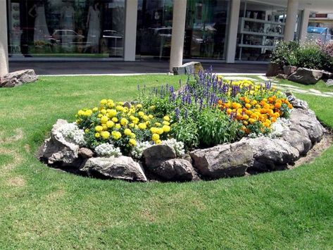 Large Flower Bed, Stone Flower Beds, Garden Front Of House, Flower Bed Designs, Landscaping With Large Rocks, Rock Garden Landscaping, Most Beautiful Gardens, Outdoor Garden Decor, Garden Elements