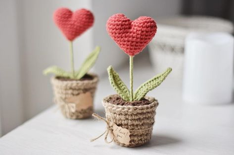 Pot Crochet, Plant In A Pot, Heart Plant, Crochet Valentine Patterns, Halloween Crochet Patterns, Valentines Crochet, Crochet Heart, Craft Lovers, Personalized Anniversary