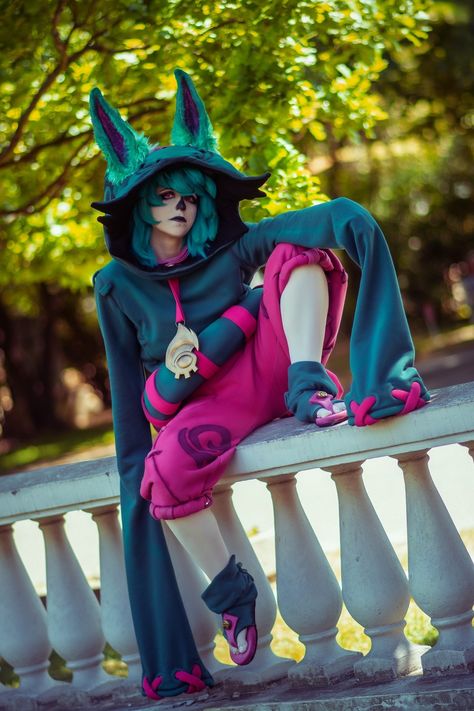 Vex cosplayer sitting on a concrete park fence Vex Cosplay, League Of Legends Cosplay, Cosplay League Of Legends, Body Study, Cosplay Inspiration, Meeting New Friends, Fantasy Costumes, Star Top, Gremlins