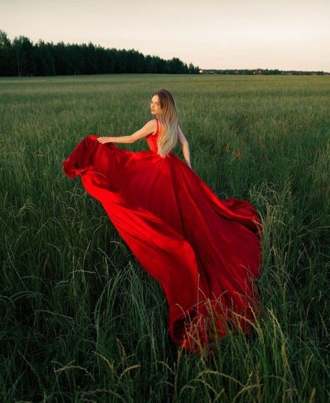 Pin de Flora Luc em Art em 2022 | Ensaio fotografico feminino, Ideias para ensaio fotográfico, Poses femininas Flying Dress Photoshoot Poses, Red Dress Photoshoot, Photo Shoot Fashion, Glamour Photo Shoot, Women In Red, Fairy Gown, Poses Modelo, Flying Dress, Quinceanera Photoshoot