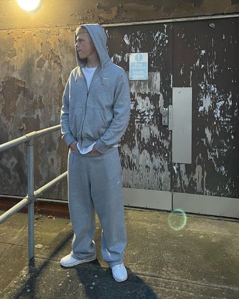 Comfy Tracksuit Outfits, Tracksuit Men Aesthetic, Jogging Outfit Homme, Modest Mens Outfits, Jogging Outfit Men, Uk Mens Fashion Streetwear, Nylon Pants Outfit, Nike Tracksuit Men, Tracksuit Outfit Mens